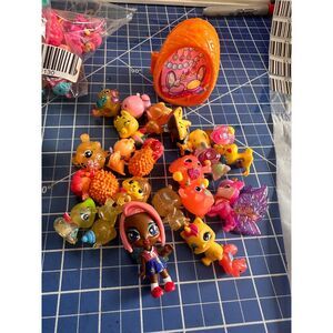 Hatchimals yellow orange mini animal figure bundle. 20132